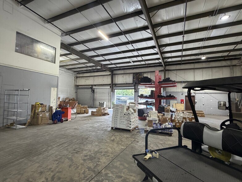 More Photos Of 11475-11487 Rocket Blvd, Orlando Warehouse For Lease