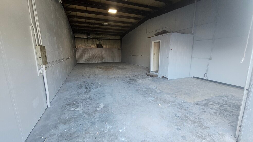 More Photos Of 4668-4674 Neway Dr, Hamilton Warehouse For Lease