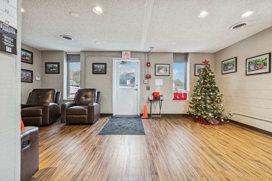 More Photos Of 3502 Dickerson Pike, Nashville Flex For Sale
