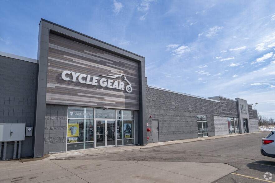 More Photos Of 2015 Walden Ave, Cheektowaga Freestanding For Sale