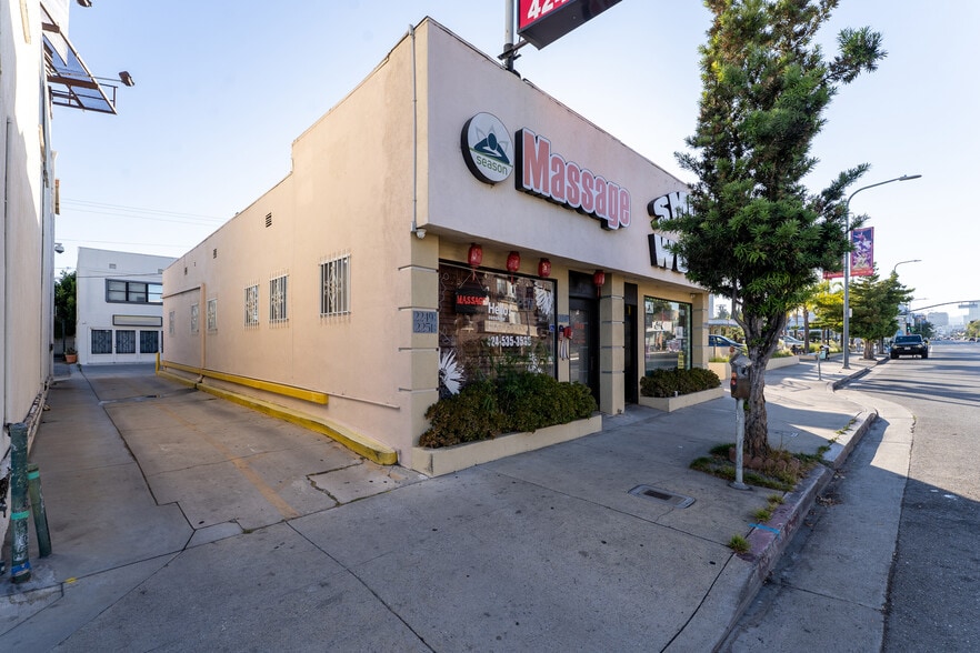 More Photos Of 2245-2251 Westwood Blvd, Los Angeles Storefront For Sale