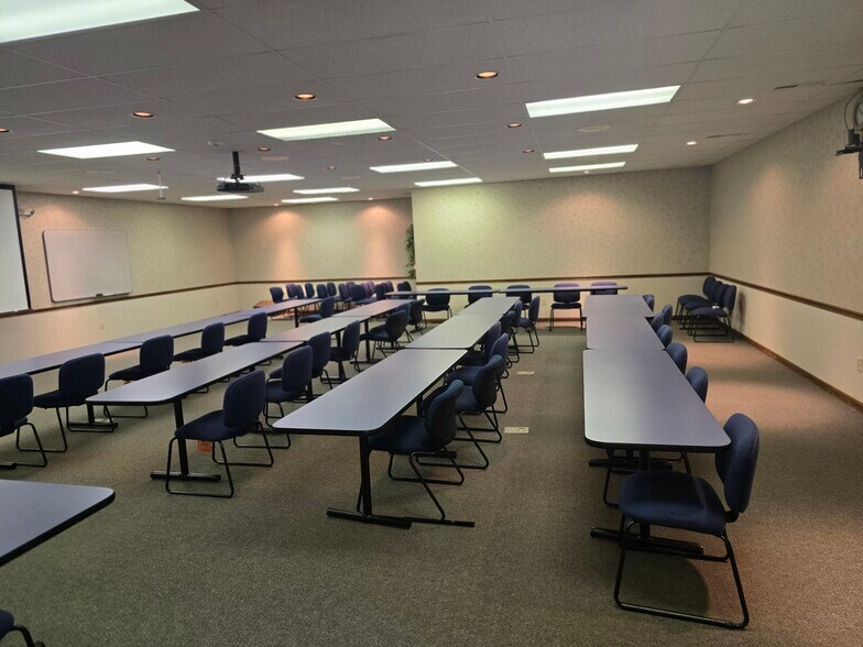 More Photos Of 5342 W Vermont St, Indianapolis Office For Sale