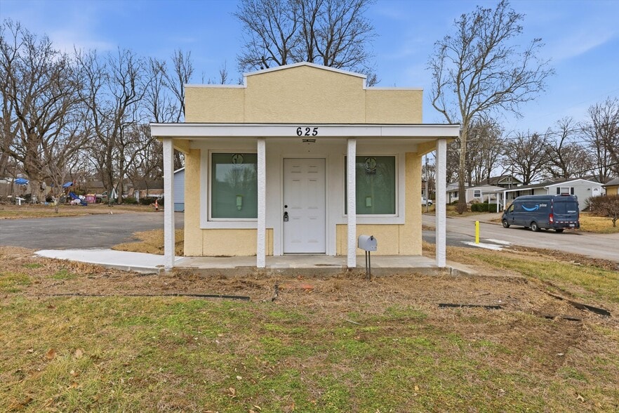 Primary Photo Of 625 W 23rd St, Independence Storefront Retail Office For Sale
