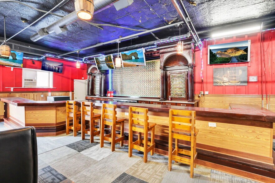 More Photos Of 11472 Broad St SW, Pataskala Bar For Lease