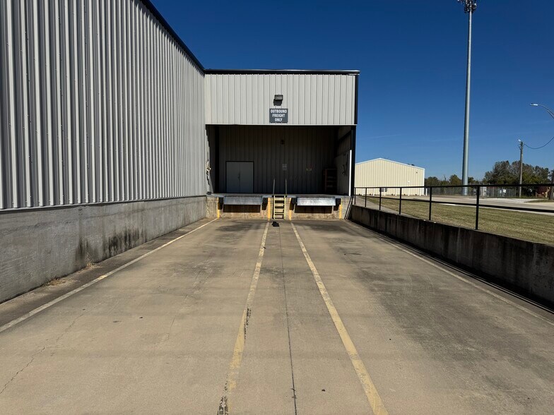 More Photos Of 130 E 9th St, Ada Warehouse For Lease