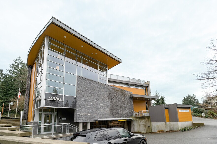 More Photos Of 2580 Capilano Rd, North Vancouver Veterinarian Kennel For Lease