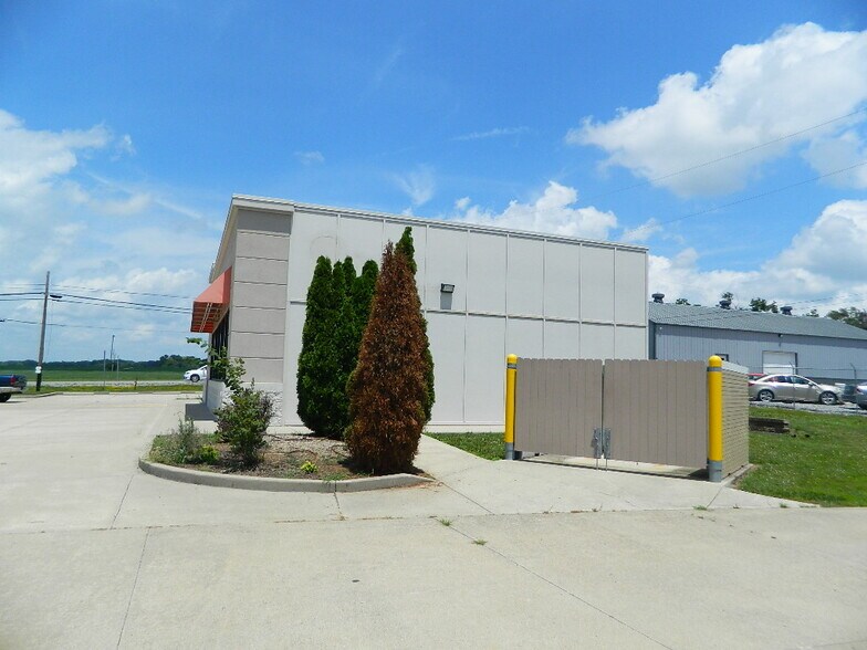 More Photos Of 912 Commerce Dr, Fairfield Freestanding For Lease