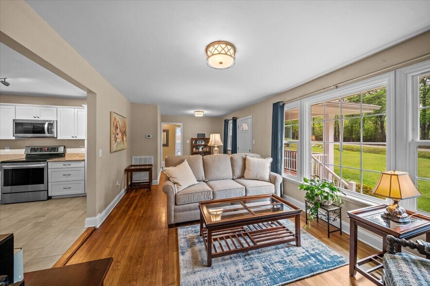 More Photos Of 909 State Park Rd, Greenville Office Residential For Sale