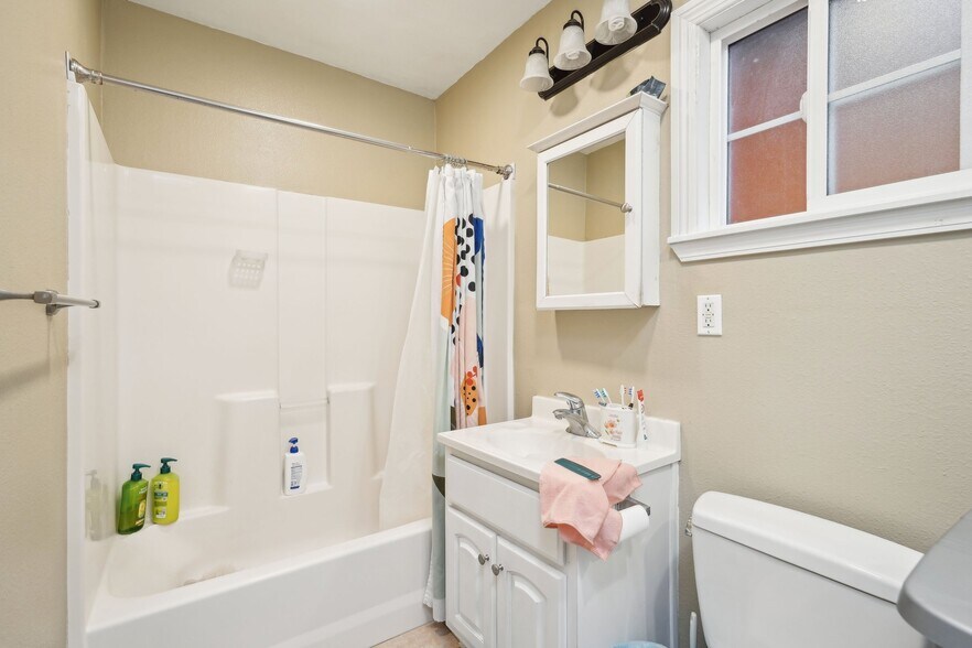 More Photos Of 10240 Atlantic Ave, South Gate Storefront For Sale