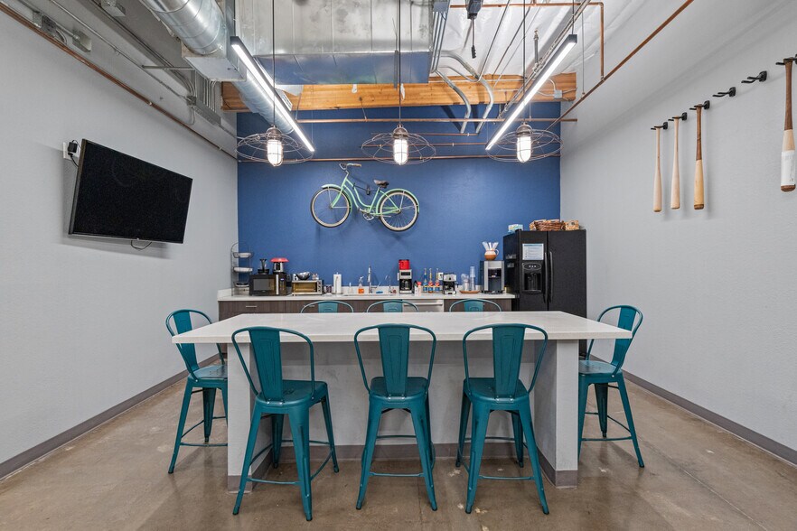 More Photos Of 2410 W Royal Palm Rd, Phoenix Light Manufacturing For Sale