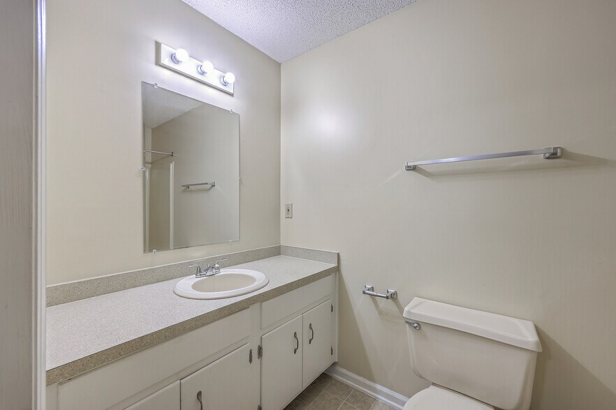 More Photos Of 106 Mayrant St, Summerville Office For Sale