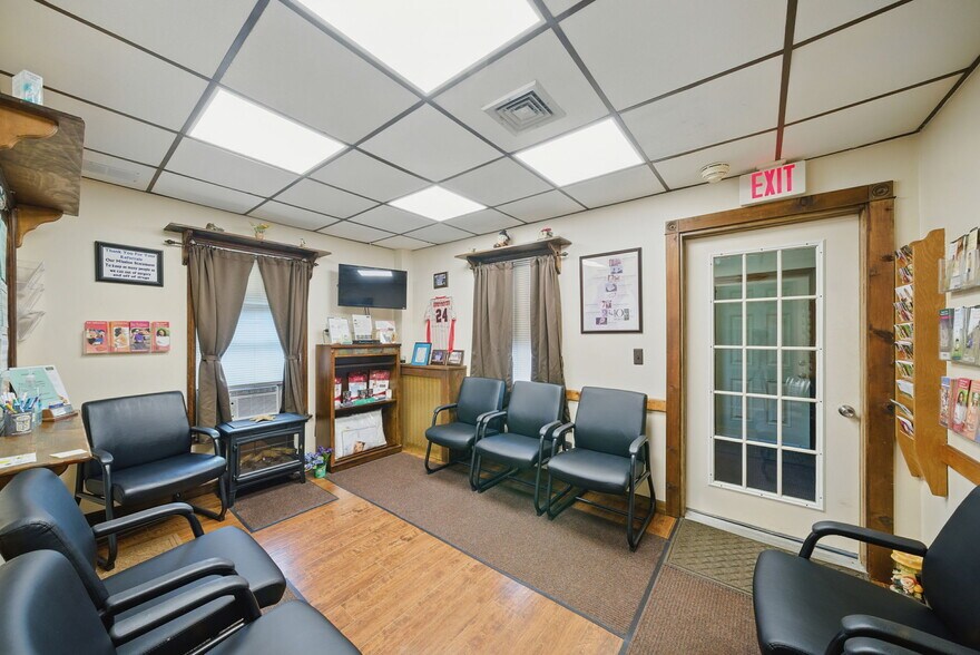 More Photos Of 11 Vernon Ave, Hamburg Medical For Lease