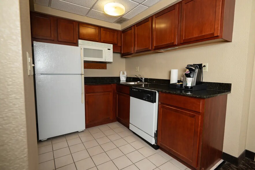More Photos Of 116 Park Ave W, Mansfield Hotel For Sale