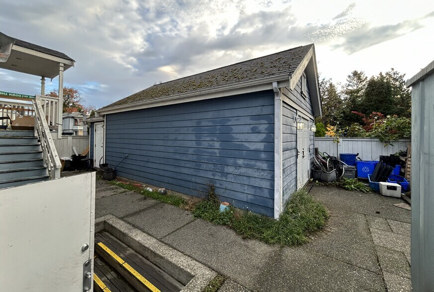 More Photos Of 1833 Cook St, Victoria Storefront For Sale