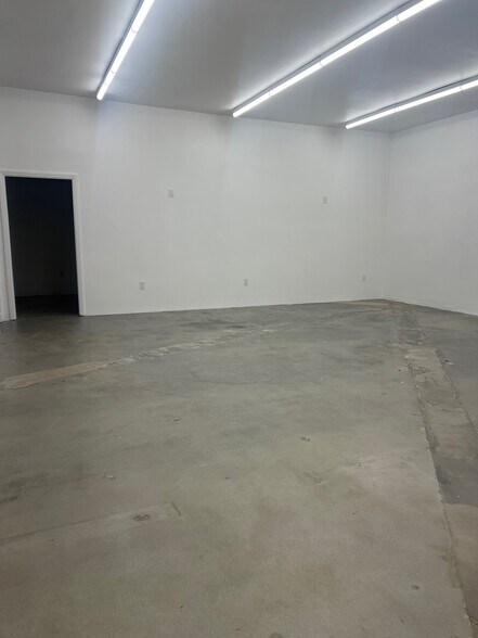 More Photos Of 16770-16780 Stagg St, Van Nuys Warehouse For Lease
