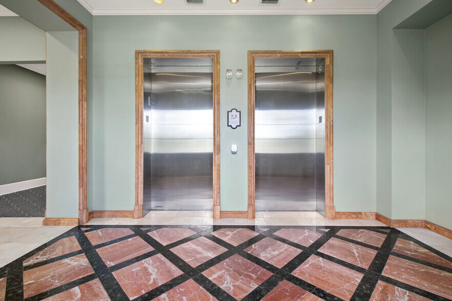 More Photos Of 7065 Westpointe Blvd, Orlando Office For Sale