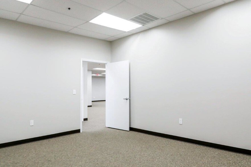 More Photos Of 14101-14105 Mccormick Dr, Tampa Light Manufacturing For Lease