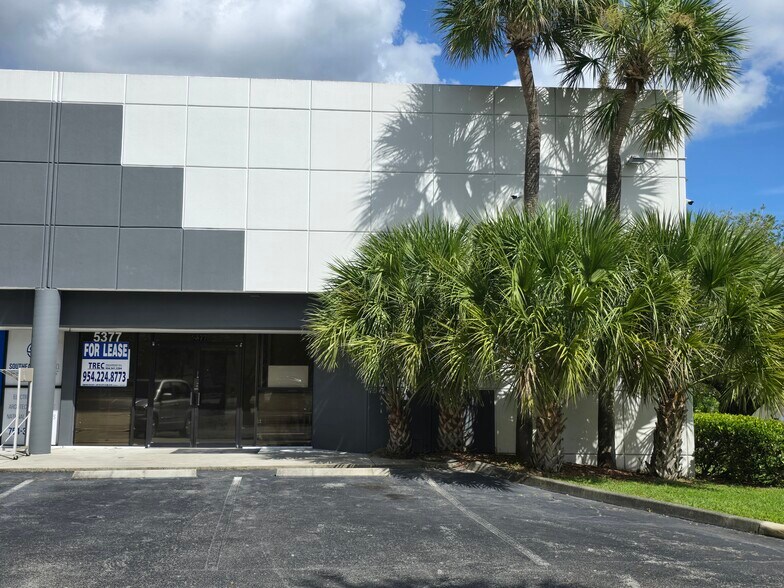 More Photos Of 5365-5377 N Hiatus Rd, Sunrise Light Manufacturing For Lease