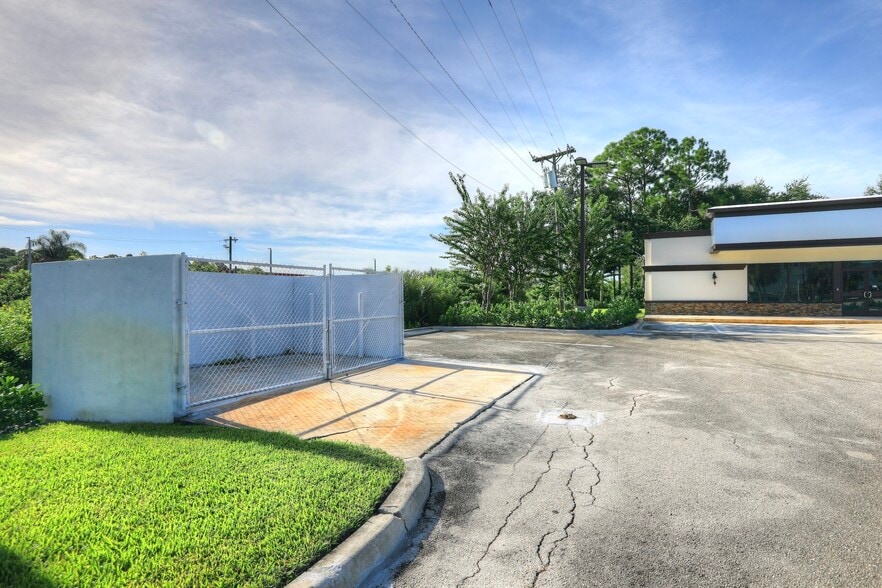 More Photos Of 8801 20th St, Vero Beach Convenience Store For Lease