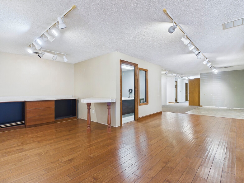 More Photos Of 201 W High St, Edwardsville Showroom For Sale