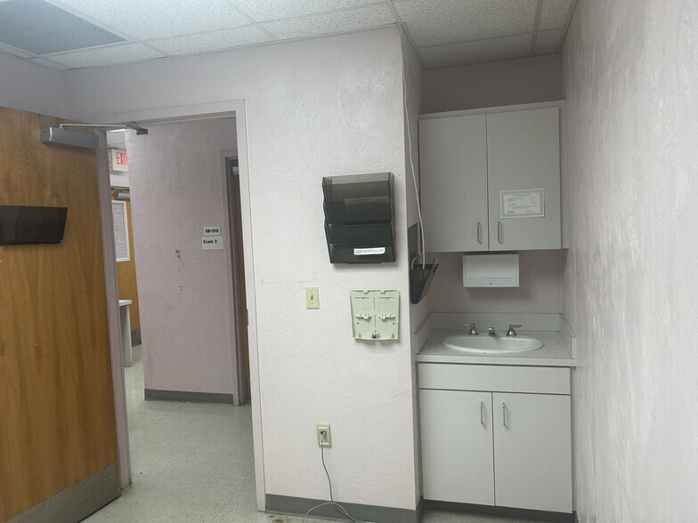 More Photos Of 101 S Prospect St, Crescent City Flex For Sale