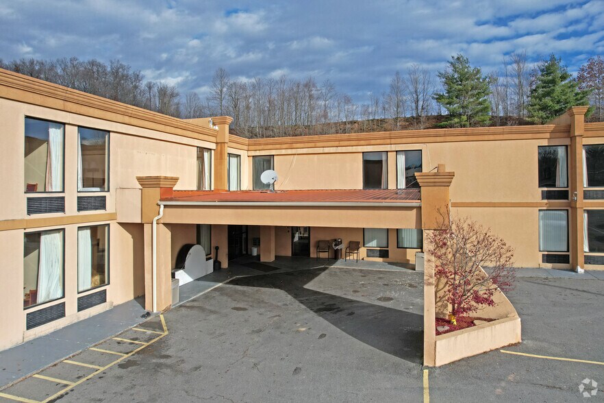 More Photos Of 127 Ontario Dr, Mount Hope Hotel For Sale