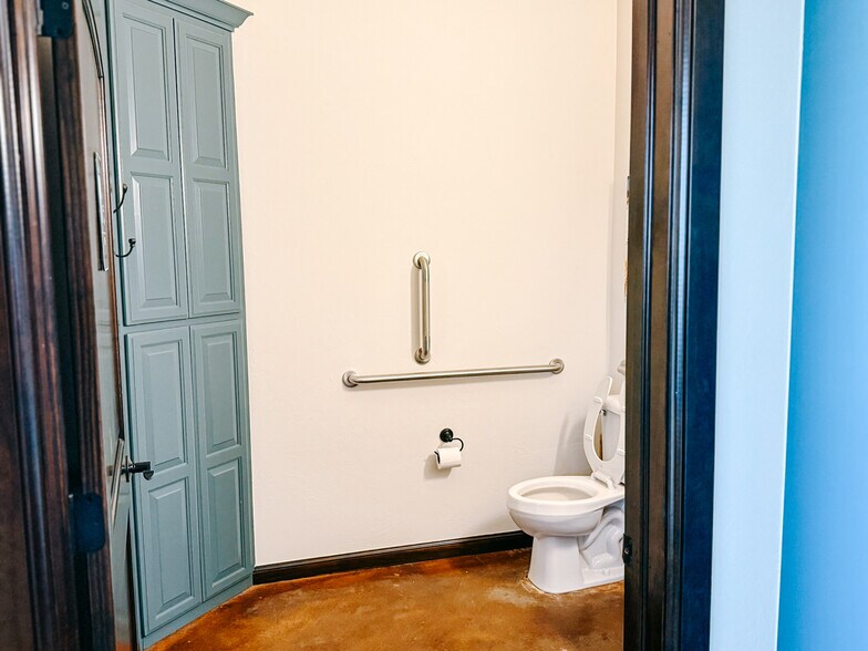 More Photos Of 604 W 18th St, Edmond Office For Lease
