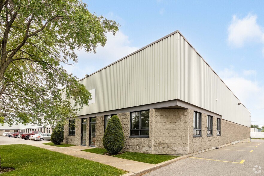 More Photos Of 121-135 Boul Brunswick, Pointe-claire Warehouse For Lease
