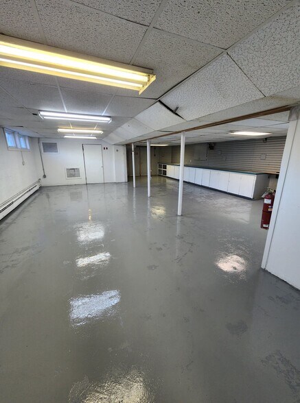More Photos Of 62 Middlesex Tpke, Burlington Freestanding For Sale