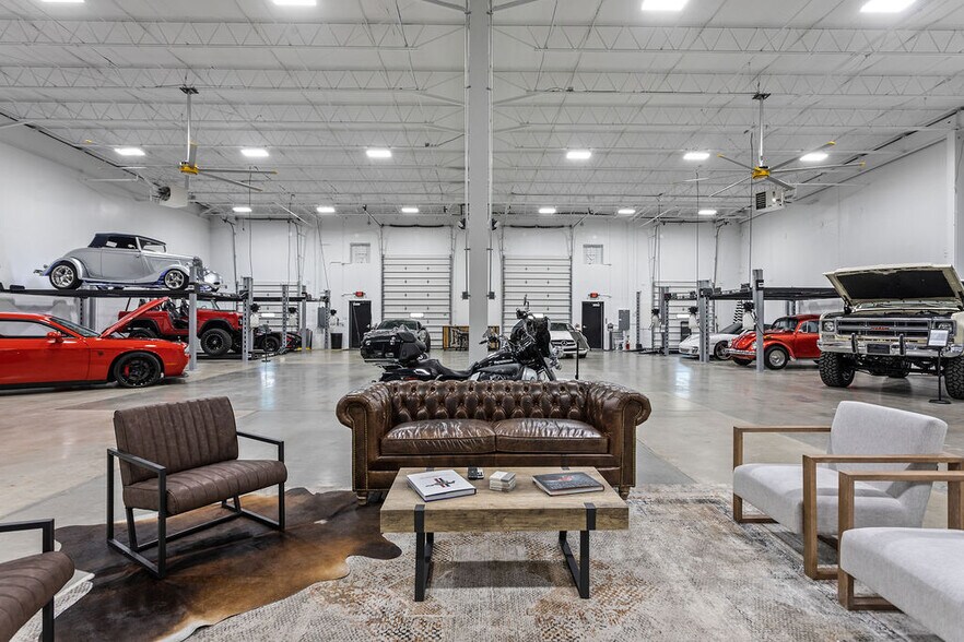 More Photos Of 3455 Centerpoint Dr, Grove City Warehouse For Lease