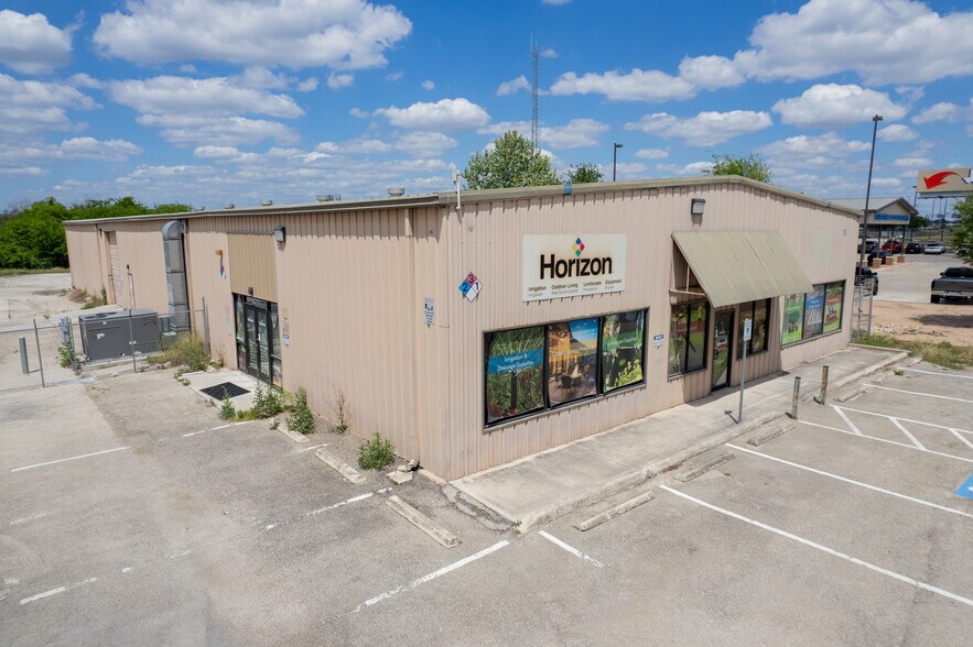 More Photos Of 4312 I 35 N Frontage rd, New Braunfels Showroom For Lease