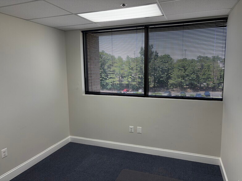 More Photos Of 1800 Town Center Dr, Reston Medical For Lease