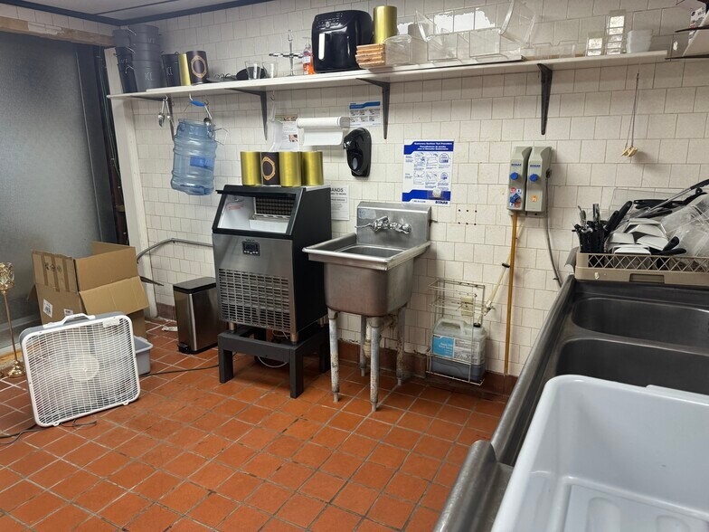 More Photos Of 32400 Geneva Rd, Salem General Retail For Sale