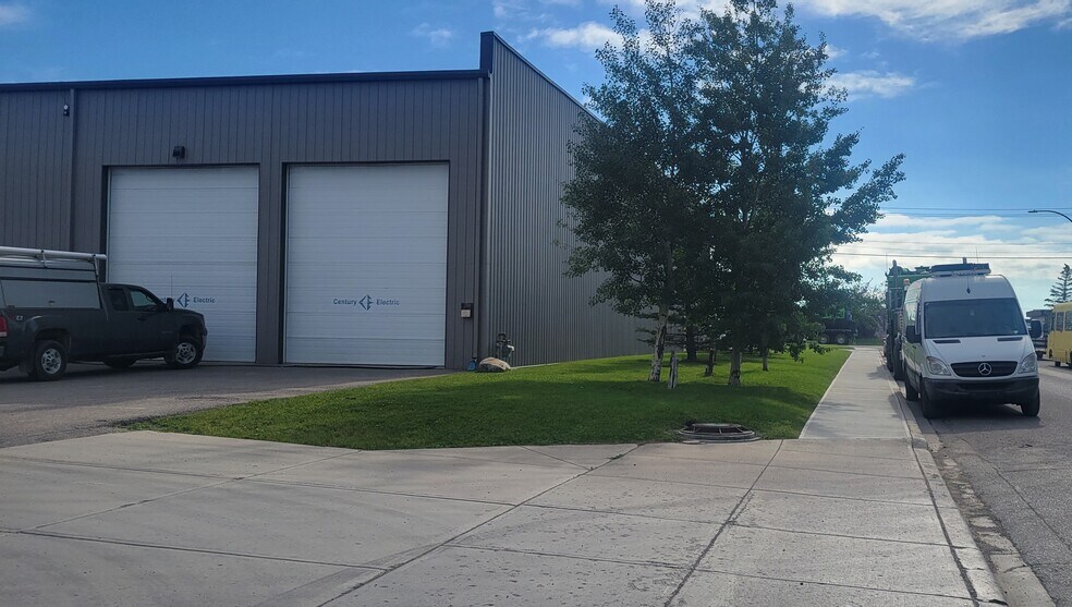 More Photos Of 5555 51st Ave SE, Calgary Warehouse For Sale