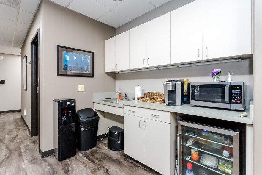 More Photos Of 5477 Glen Lakes Dr, Dallas Medical For Lease