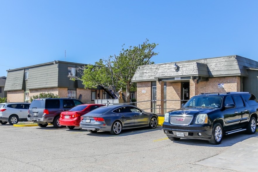 More Photos Of 1101 W Sherer St, Fort Stockton Apartments For Sale