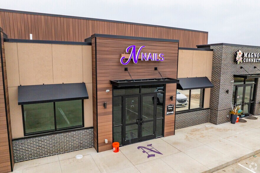 More Photos Of Highway 28 & Turnberry Road, Norwalk Storefront Retail Office For Lease