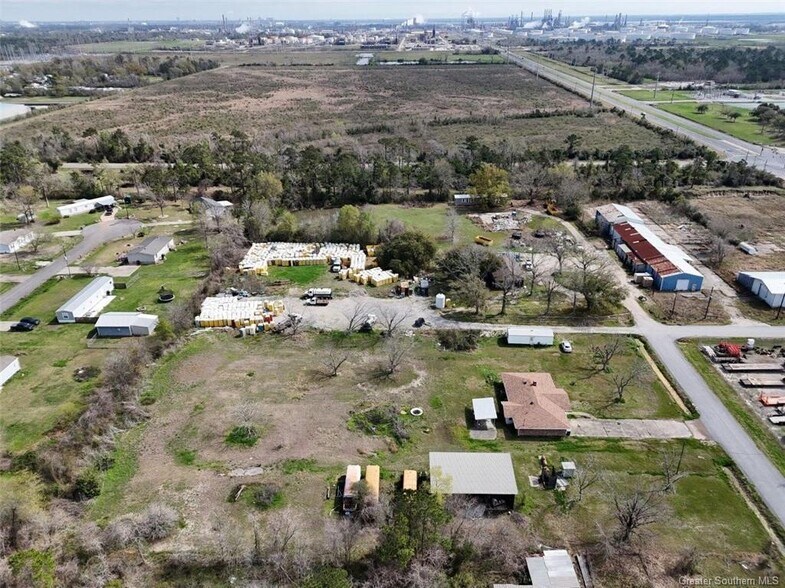 More Photos Of 809 Harvest Dr, Sulphur Warehouse For Lease