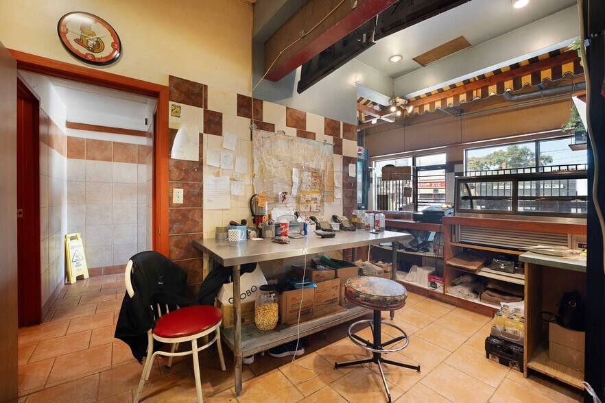 More Photos Of 1705 Wyandotte St W, Windsor Storefront For Sale