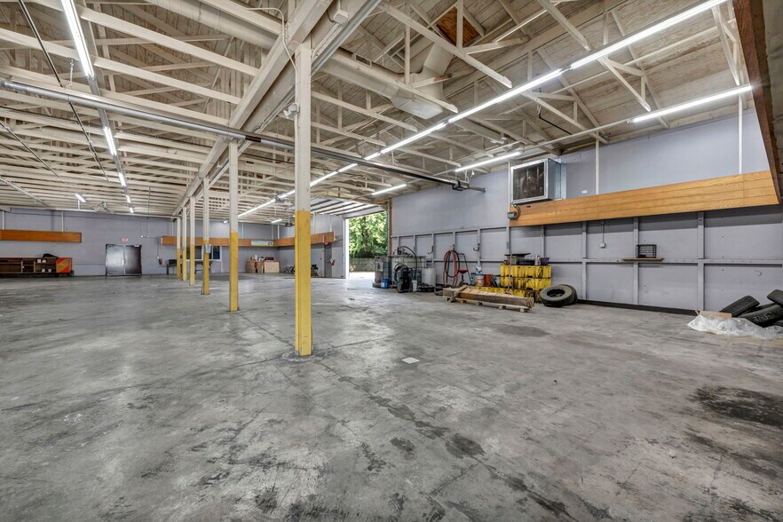 More Photos Of 215 W Bridge St, Elyria General Retail For Sale