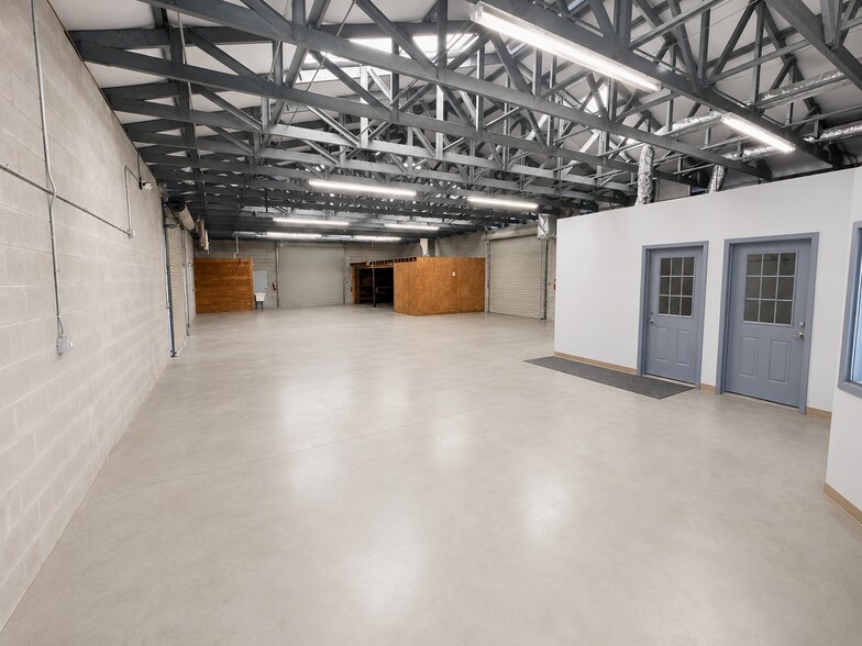 More Photos Of 6015 15th St E, Bradenton Warehouse For Lease