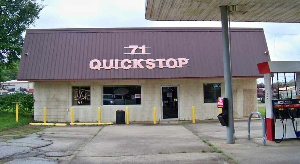 More Photos Of 681 N Main St, Waldron Service Station For Sale