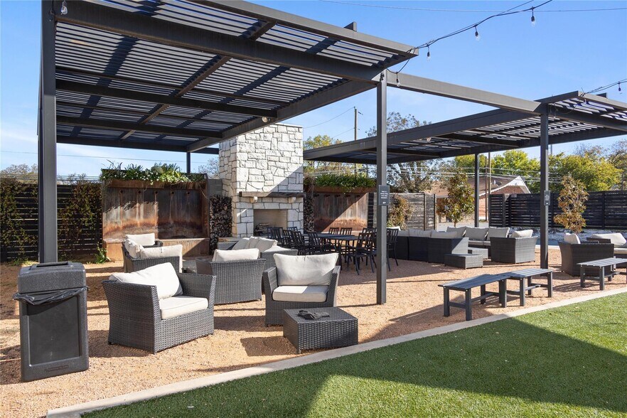 More Photos Of 508 N Center Ave, Brownwood Department Store For Sale