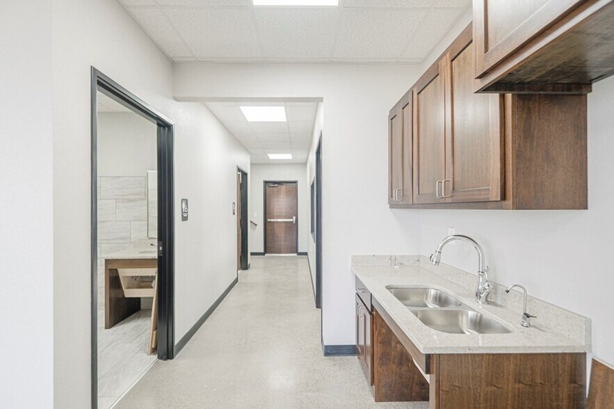 More Photos Of 5261 W Murphy St, Odessa Industrial For Lease