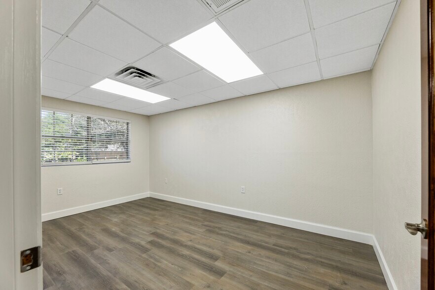 More Photos Of 715 Cedar Bayou Rd, Baytown Office Residential For Lease