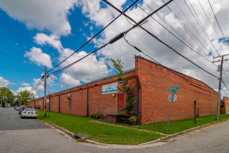 More Photos Of 827 Douglas Ave, Portsmouth Warehouse For Lease