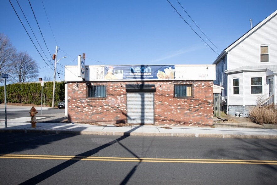 Primary Photo Of 1555 Stafford Rd, Fall River Freestanding For Sale