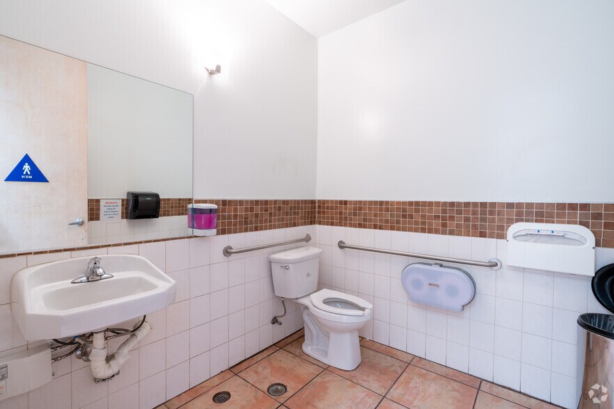 More Photos Of 45 W Easy St, Simi Valley Warehouse For Lease