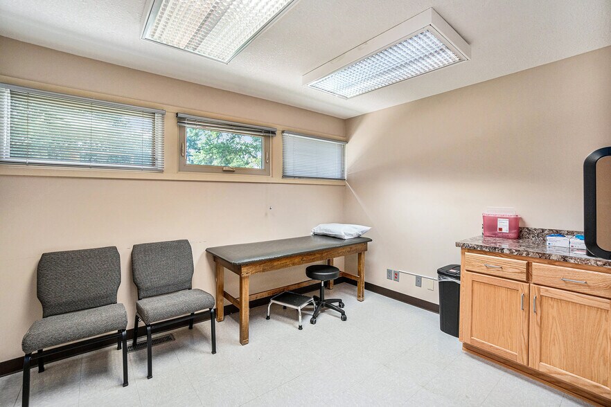 More Photos Of 2 Holly Ln, Paola Medical For Sale