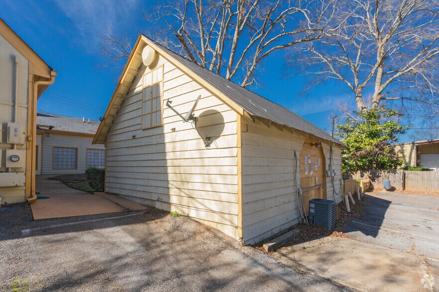 More Photos Of 913 Main St, Stone Mountain Office For Lease